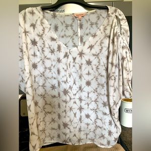 Blouse, lightweight material. Short sleeved.